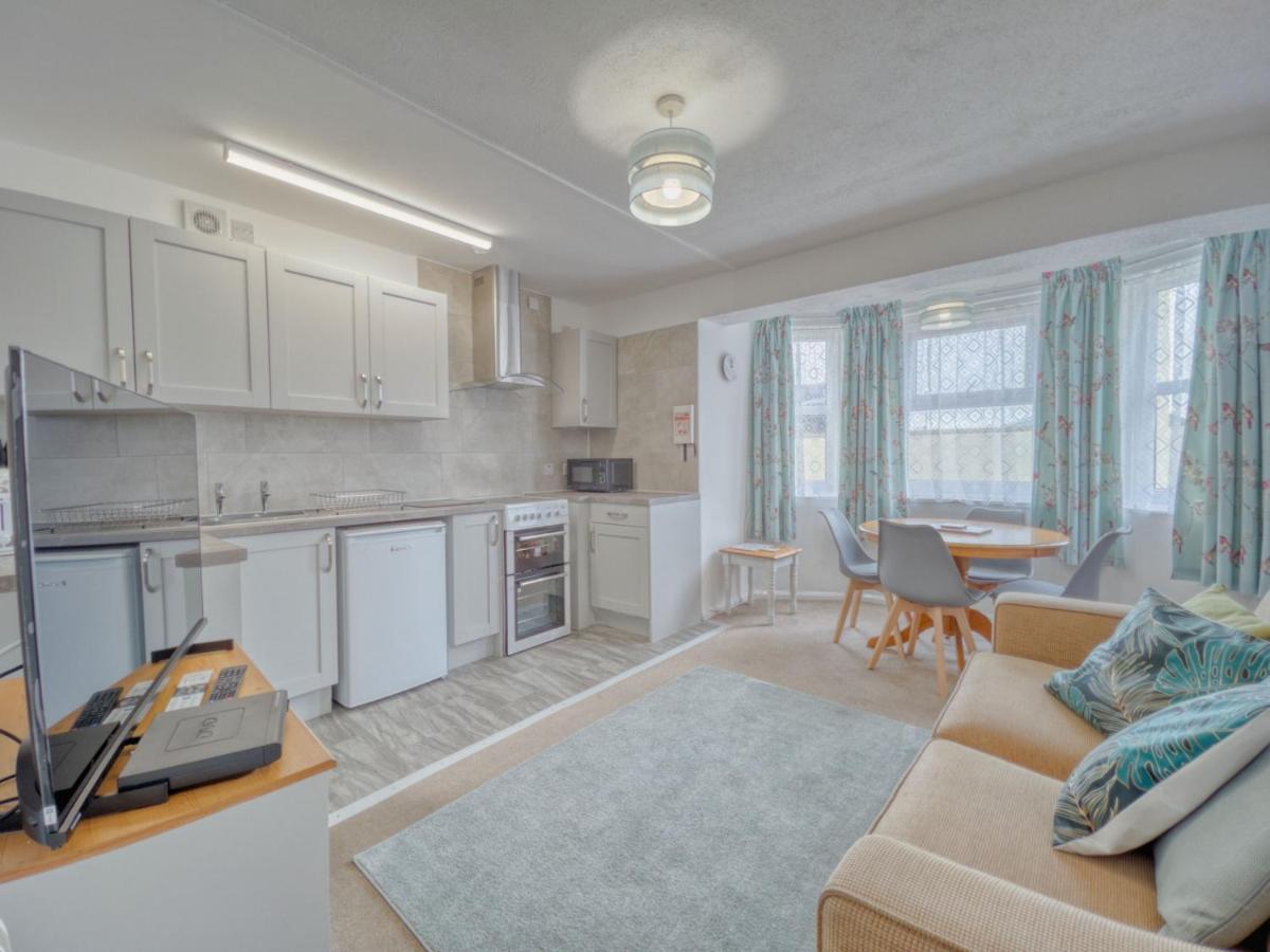 7 - 1 Bedroom Sea Front Location - Step Free Access From Rear - Free Parking Vakantiehuis *